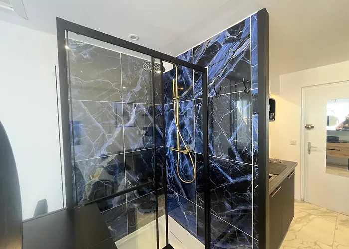 Naturiste Wild Heliopolis F 96 Agde