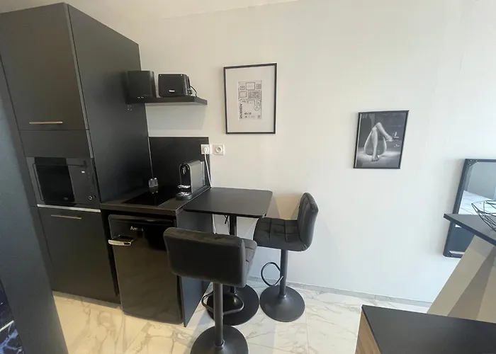 Naturiste Wild Heliopolis F 96 Agde